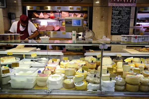 Funcionário Uma Loja Delicatessen Siena Itália Outubro 2019 — Fotografia de Stock