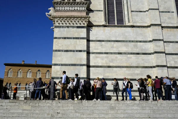 Multidão Turistas Visitantes Esperam Fila Para Sua Vez Entrar Igreja — Fotografia de Stock
