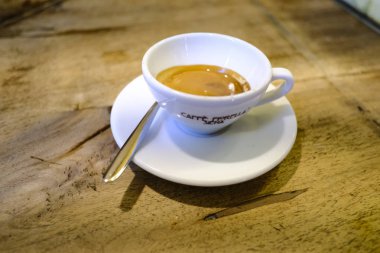 26 Ekim 2019 'da İtalya, Siena' da bir kahvecide ahşap bir masada Espresso kahvesi..