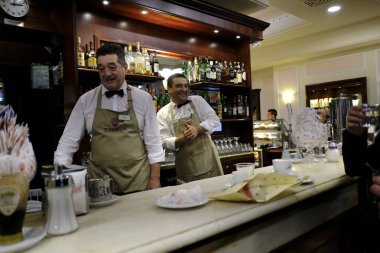 Baristas, 26 Ekim 2019 'da Siena, İtalya' da tipik bir espresso barında kahve hazırlıyor.