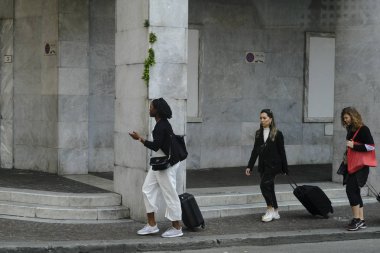 Kadınlar bavullarını 28 Ekim 2019 'da İtalya' nın Pisa şehrinde taşıyorlar.
