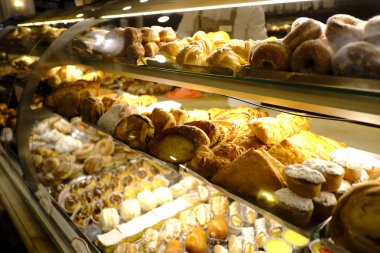 26 Ekim 2019 'da İtalya' nın Siena kentindeki geleneksel pastanenin iç manzarası