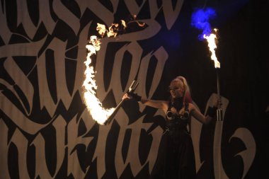 9 Kasım 2019 'da Brüksel, Belçika' da düzenlenen Uluslararası Brüksel Dövme Kongresi sırasında ateş dansçılarıyla birlikte ortaçağ yangın gösterisi.