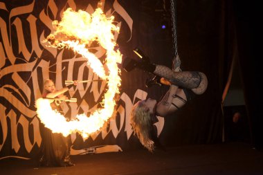 9 Kasım 2019 'da Brüksel, Belçika' da düzenlenen Uluslararası Brüksel Dövme Kongresi sırasında ateş dansçılarıyla birlikte ortaçağ yangın gösterisi.