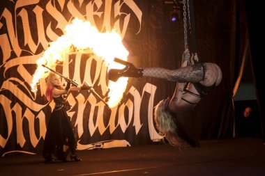 9 Kasım 2019 'da Brüksel, Belçika' da düzenlenen Uluslararası Brüksel Dövme Kongresi sırasında ateş dansçılarıyla birlikte ortaçağ yangın gösterisi.