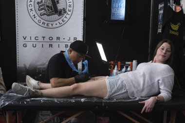 Brüksel, Belçika. 9 Kasım 2019. Uluslararası Brüksel Dövme Kongresi sırasında bir dövme sanatçısı bir kişiye dövme yaptırdı.