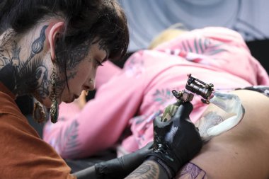 Brüksel, Belçika. 9 Kasım 2019. Uluslararası Brüksel Dövme Kongresi sırasında bir dövme sanatçısı bir kişiye dövme yaptırdı.
