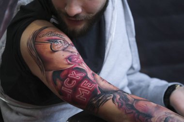 Brüksel, Belçika. 9 Kasım 2019. Uluslararası Brüksel Dövme Kongresi sırasında bir dövme sanatçısı bir kişiye dövme yaptırdı.