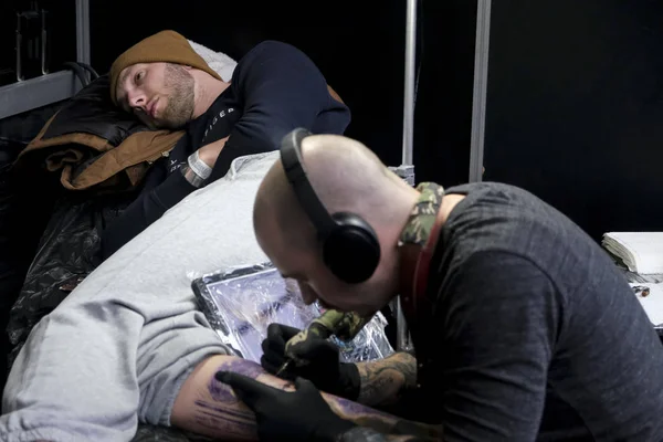 Bruxelas Bélgica Novembro 2019 Artista Tatuagem Tatuou Uma Pessoa Durante — Fotografia de Stock