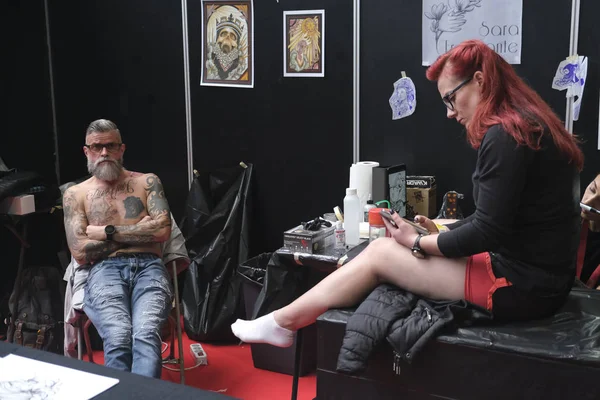 Bruxelles Belgio Novembre 2019 Tatuatore Tatuato Una Persona Durante Convenzione — Foto Stock