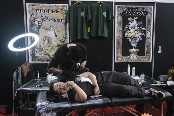 Bruxelles Belgio Novembre 2019 Tatuatore Tatuato Una Persona Durante Convenzione — Foto Stock