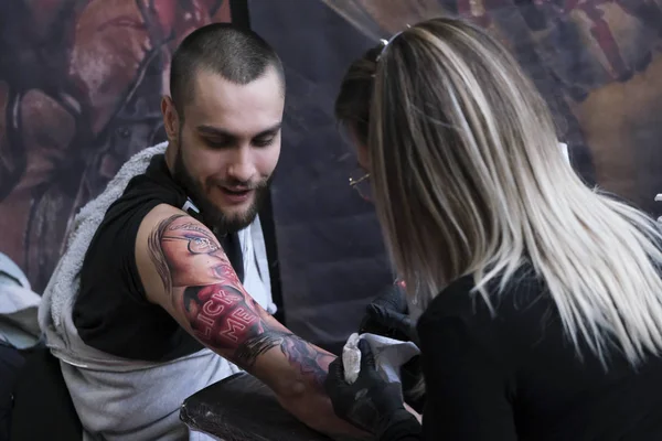 Bruxelas Bélgica Novembro 2019 Artista Tatuagem Tatuou Uma Pessoa Durante — Fotografia de Stock