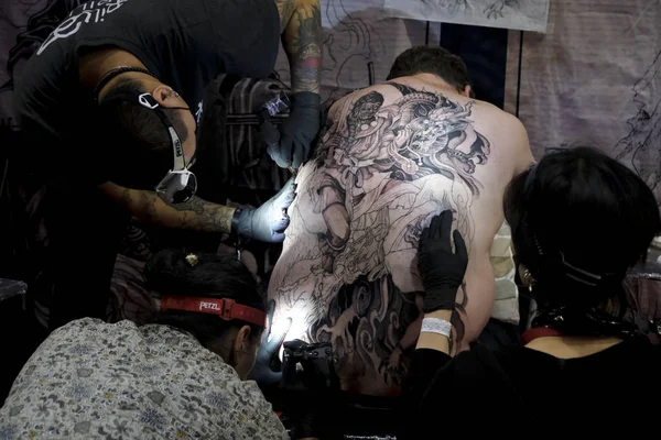Bruselas Bélgica Noviembre 2019 Tatuador Tatuó Una Persona Durante Convención —  Fotos de Stock