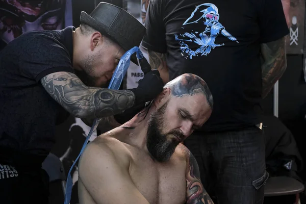 Bruxelas Bélgica Novembro 2019 Artista Tatuagem Tatuou Uma Pessoa Durante — Fotografia de Stock