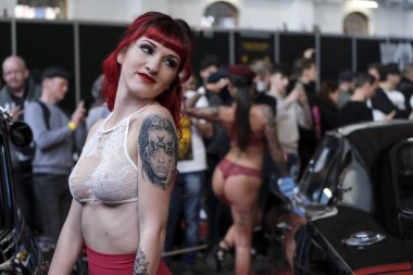 Bir kadın dövmelerini 9 Kasım 2019 'da Brüksel, Belçika' da düzenlenen 2019 Uluslararası Brüksel Dövme Sözleşmesi sırasında sergiliyor..