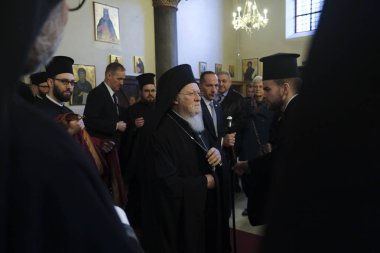 Ekümenik Patrik Bartholomew, 10 Kasım 2019 'da Belçika' nın Brüksel kentindeki Saints Başmelekleri Michael ve Gabriel Ortodoks Katedrali 'ne bir ayine katılmak üzere gelir..