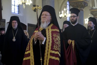 Brüksel, Belçika, 10 Kasım 2019. Ekümenik Patrik Bartholomew Azizler Başmelekleri Michael ve Gabriel Ortodoks Katedrali 'nde ayin düzenliyor..