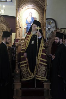 Brüksel, Belçika, 10 Kasım 2019. Ekümenik Patrik Bartholomew Azizler Başmelekleri Michael ve Gabriel Ortodoks Katedrali 'nde ayin düzenliyor..