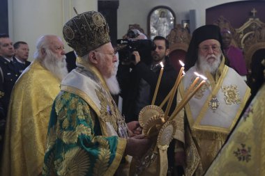 Brüksel, Belçika, 10 Kasım 2019. Ekümenik Patrik Bartholomew Azizler Başmelekleri Michael ve Gabriel Ortodoks Katedrali 'nde ayin düzenliyor..