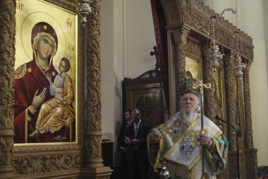 Brüksel, Belçika, 10 Kasım 2019. Ekümenik Patrik Bartholomew Azizler Başmelekleri Michael ve Gabriel Ortodoks Katedrali 'nde ayin düzenliyor..