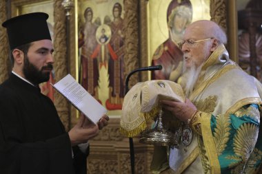 Brüksel, Belçika, 10 Kasım 2019. Ekümenik Patrik Bartholomew Azizler Başmelekleri Michael ve Gabriel Ortodoks Katedrali 'nde ayin düzenliyor..