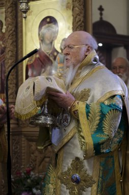 Brüksel, Belçika, 10 Kasım 2019. Ekümenik Patrik Bartholomew Azizler Başmelekleri Michael ve Gabriel Ortodoks Katedrali 'nde ayin düzenliyor..