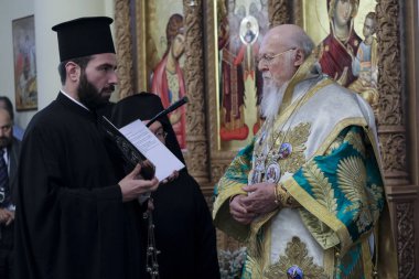 Brüksel, Belçika, 10 Kasım 2019. Ekümenik Patrik Bartholomew Azizler Başmelekleri Michael ve Gabriel Ortodoks Katedrali 'nde ayin düzenliyor..
