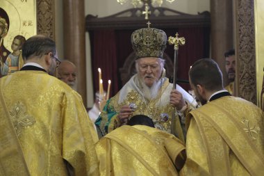 Brüksel, Belçika, 10 Kasım 2019. Ekümenik Patrik Bartholomew Azizler Başmelekleri Michael ve Gabriel Ortodoks Katedrali 'nde ayin düzenliyor..