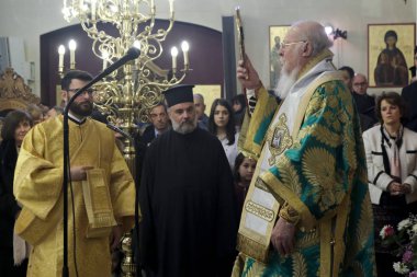Brüksel, Belçika, 10 Kasım 2019. Ekümenik Patrik Bartholomew Azizler Başmelekleri Michael ve Gabriel Ortodoks Katedrali 'nde ayin düzenliyor..