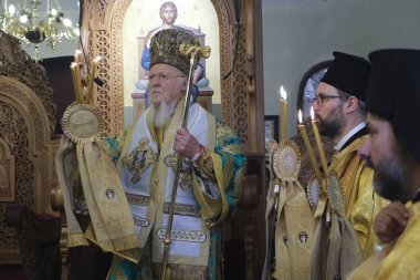 Brüksel, Belçika, 10 Kasım 2019. Ekümenik Patrik Bartholomew Azizler Başmelekleri Michael ve Gabriel Ortodoks Katedrali 'nde ayin düzenliyor..