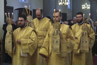 10 Kasım 2019 'da Belçika' nın Brüksel kentindeki Azizler Başmelekleri Michael ve Cebrail Ortodoks Katedrali 'nde düzenlenen ayin sırasında Ortodoks rahipler.
