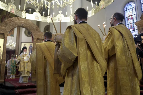 Ορθόδοξοι Ιερείς Κατά Διάρκεια Της Λειτουργίας Στην Εκκλησία Των Αγίων — Φωτογραφία Αρχείου