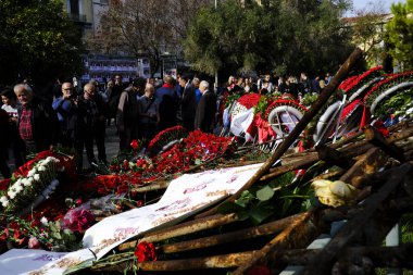 Çiçekler, 1967-1974 yılları arasında Atina, Yunanistan, 16 Kasım 2019 tarihleri arasında Yunanistan 'ı yöneten askeri cuntaya karşı 1973 ayaklanmasının kurbanları anısına Polytechnic okulunun bahçesindeki bir anıta dikildi.. 