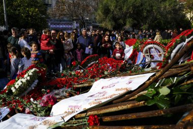 Çiçekler, 1967-1974 yılları arasında Atina, Yunanistan, 16 Kasım 2019 tarihleri arasında Yunanistan 'ı yöneten askeri cuntaya karşı 1973 ayaklanmasının kurbanları anısına Polytechnic okulunun bahçesindeki bir anıta dikildi.. 