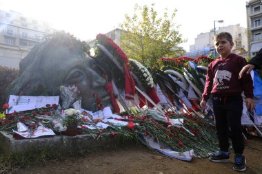 Çiçekler, 1967-1974 yılları arasında Atina, Yunanistan, 16 Kasım 2019 tarihleri arasında Yunanistan 'ı yöneten askeri cuntaya karşı 1973 ayaklanmasının kurbanları anısına Polytechnic okulunun bahçesindeki bir anıta dikildi.. 