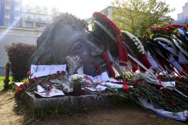 Çiçekler, 1967-1974 yılları arasında Atina, Yunanistan, 16 Kasım 2019 tarihleri arasında Yunanistan 'ı yöneten askeri cuntaya karşı 1973 ayaklanmasının kurbanları anısına Polytechnic okulunun bahçesindeki bir anıta dikildi.. 