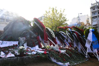 Çiçekler, 1967-1974 yılları arasında Atina, Yunanistan, 16 Kasım 2019 tarihleri arasında Yunanistan 'ı yöneten askeri cuntaya karşı 1973 ayaklanmasının kurbanları anısına Polytechnic okulunun bahçesindeki bir anıta dikildi.. 