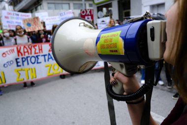 Volos, Yunanistan. 21 Kasım 2019. Lise öğrencileri, Srf fabrikası kurulmasına ilişkin belediye yetkililerine karşı bir protesto düzenledi. .