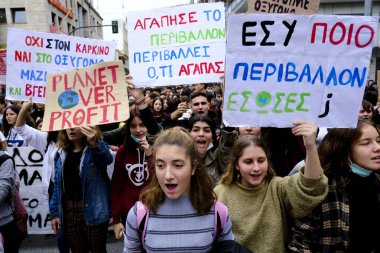 Volos, Yunanistan. 21 Kasım 2019. Lise öğrencileri, Srf fabrikası kurulmasına ilişkin belediye yetkililerine karşı bir protesto düzenledi. .
