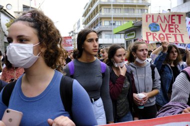 Volos, Yunanistan. 21 Kasım 2019. Lise öğrencileri, Srf fabrikası kurulmasına ilişkin belediye yetkililerine karşı bir protesto düzenledi. .