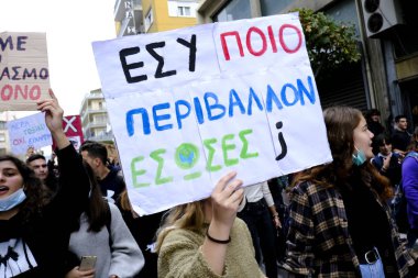Volos, Yunanistan. 21 Kasım 2019. Lise öğrencileri, Srf fabrikası kurulmasına ilişkin belediye yetkililerine karşı bir protesto düzenledi. .