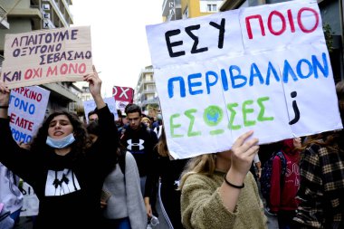 Volos, Yunanistan. 21 Kasım 2019. Lise öğrencileri, Srf fabrikası kurulmasına ilişkin belediye yetkililerine karşı bir protesto düzenledi. .