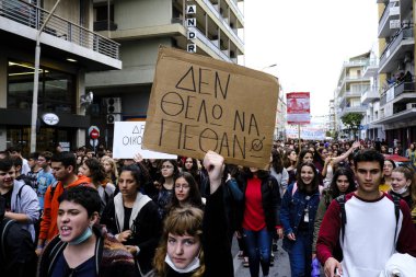 Volos, Yunanistan. 21 Kasım 2019. Lise öğrencileri, Srf fabrikası kurulmasına ilişkin belediye yetkililerine karşı bir protesto düzenledi. .