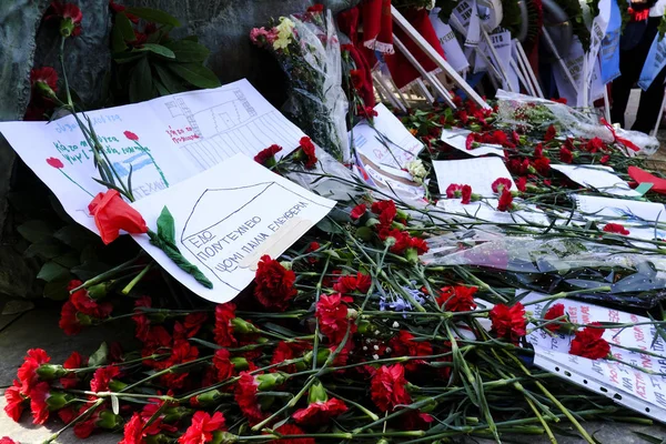 Fiori Sono Collocati Monumento Nel Cortile Della Scuola Politecnica Omaggio — Foto Stock