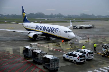 Ryanair 'in düşük maliyetli uçakları, 15 Kasım 2019' da Brüksel, Belçika 'daki Brüksel Uluslararası Havalimanı' nda pistte bulunuyor.