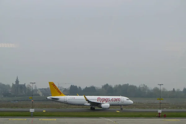 Les Avions Compagnie Low Cost Pegasus Airlines Assoient Sur Tarmac — Photo