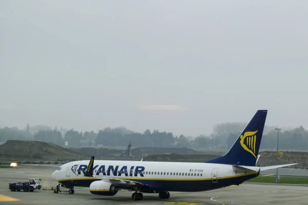 Laaggeprijsde Vliegtuigen Bedrijf Zit Asfalt Brussels International Airport Brussel België — Stockfoto