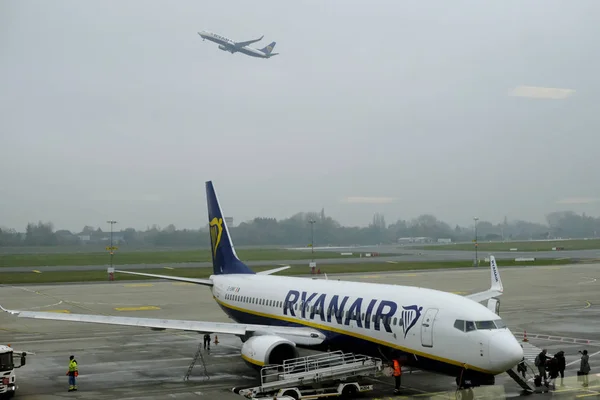 Airplanes Ryanairs Lavprisselskab Sidder Asfalt Bruxelles Internationale Lufthavn Bruxelles Belgien - Stock-foto