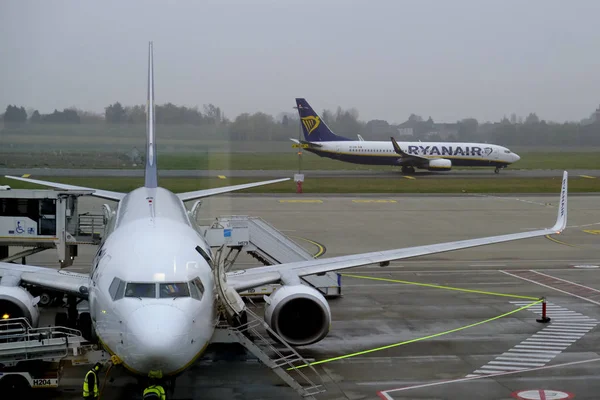 Aviones Compañía Ryanairs Low Cost Sientan Asfalto Aeropuerto Internacional Bruselas — Foto de Stock