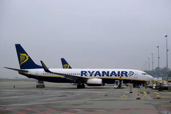 Airplanes Ryanairs Lavprisselskab Sidder Asfalt Bruxelles Internationale Lufthavn Bruxelles Belgien - Stock-foto
